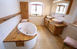 03 Altholzbadezimmer mit Badewanne.jpg